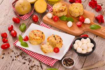 Potato gratins with mozzarella and tomatoes.