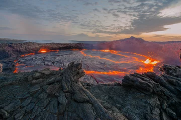Fotobehang Ertale is de meest actieve vulkaan van Ethiopië. Dit is een van de vijf beroemde vulkanen met een lavameer, evenals & 39 s werelds enige vulkaan, die twee lavameren tegelijk heeft, wat hem uniek maakt. © mikhail cheremkin