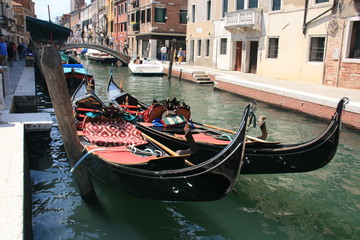 Fototapeta na wymiar Deux gondoles à Venise 