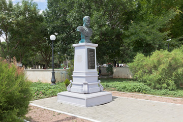 Obraz premium Monument to Emperor Nicholas II on the Tereshkova Embankment in the city of Evpatoria, Crimea, Russia