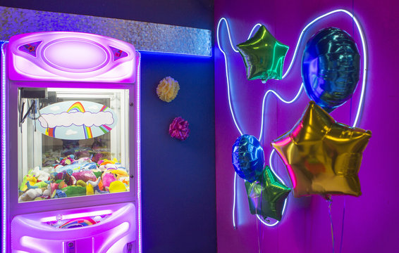 Crane claw machine with balloons