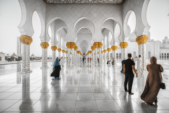 Sheikh Zayed Grand Mosque in Abu-Dhabi in the day