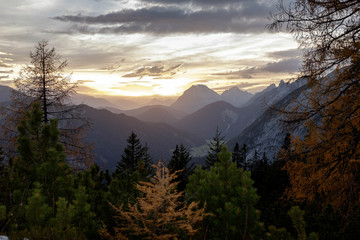 Obraz premium Sonnenuntergang im Gebirge