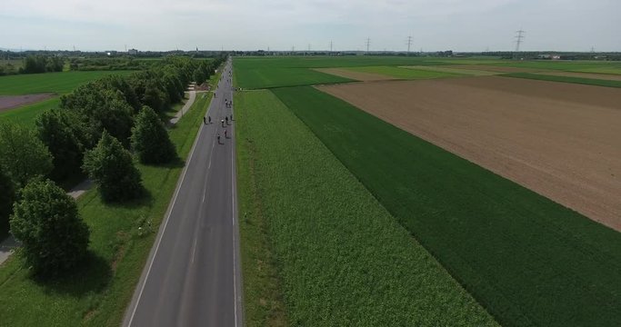Drohnenflug - autofreie Landstraße mit Radfahrern - Rückwärtsflug