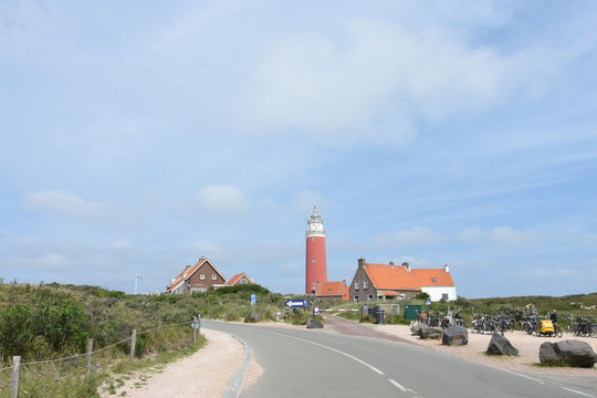 weg naar vuurtoren met huisjes op het eiland Texel aan de Noordzee