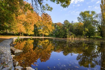 Fototapeta na wymiar Park in the early fall with the lake