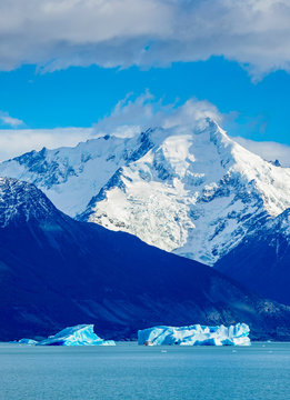 Icebergs on Lake Argentino, Los Glaciares National Park, Santa Cruz Province, Patagonia, Argentina