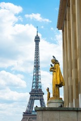 Fototapeta na wymiar Eiffelturm und goldene Statue einer Frau, die eine Taube füttert, Straßentauben, Stadttauben (Columba livia), Place du Trocadéro, Paris, Frankreich, Europa 