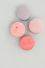 Obraz premium Macaroons on the blue background. Top view.