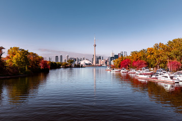 Vue sur les toits de Toronto depuis le lac avec des arbres d& 39 automne saisonniers