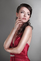 Naklejka premium ambitious beautiful woman in a red dress.isolated on dark