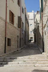 Fototapeta na wymiar alley of Trani