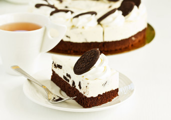 cheesecake with chocolate chip cookies.