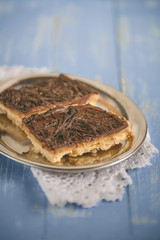 Schokolade Karamell Schnitten  liegen in einer Metallschale