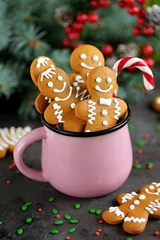Poster Christmas gingerbread cookie man in a mug decorated with icing © chudo2307