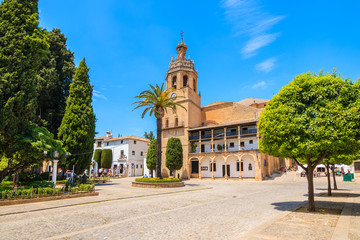 Platz mit Kirche im Dorf Ronda, Andalusien, Spanien