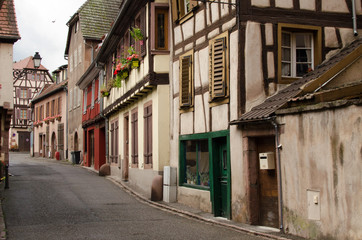 Fototapeta na wymiar Elsässische traditionelle Fachwerk Häuser in Riquewihr