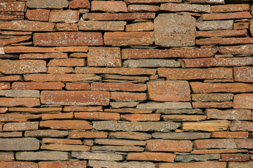 Bruchsteinmauer rötlich