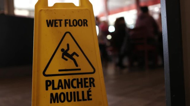 English and frensh version of a wet floor sign