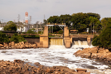 Obraz premium Polluted Tiete river in Salto city - Watterfall turistc complex park