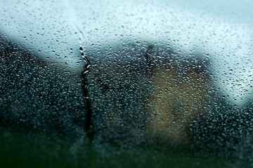 Gotas de lluvia en la parabrisas de un carro 
