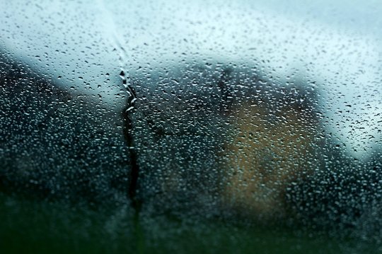 Gotas de lluvia en la parabrisas de un carro 
