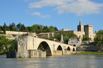 Pont d’Avignon sur le Rhône et palais des Papes à Avignon, Vaucluse, France - Avignon bridge on...