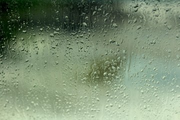 Gotas de lluvia en la parabrisas de un carro 
