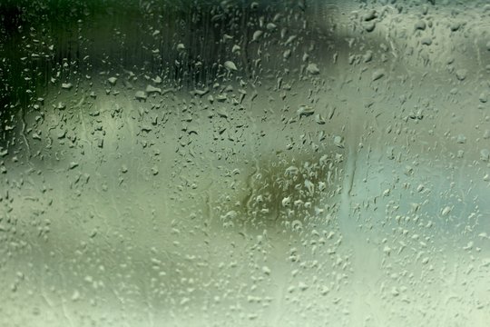 Gotas de lluvia en la parabrisas de un carro 