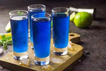 Papier Peint photo Alcool Blue curacao liqueur with lime and mint