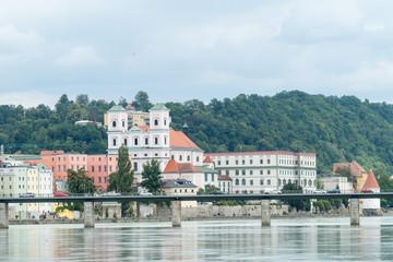 Fototapeta na wymiar Inn und Innbrücke vor St. Michael Passau