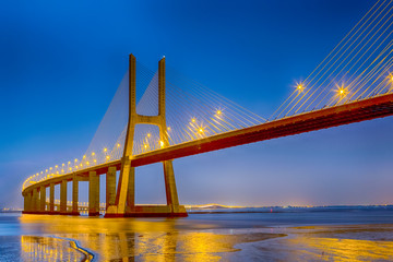Célèbre pont Vasco Da Gama à Lisbonne au Portugal. Photo réalisée pendant l& 39 heure bleue.