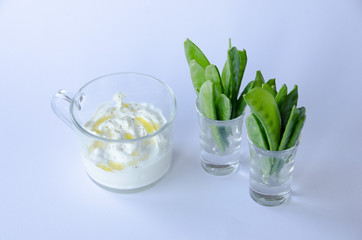 Snow peas and dip