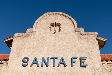 Naklejka premium Znak Santa Fe na historycznej zajezdni kolejowej Santa Fe w Santa Fe w Nowym Meksyku