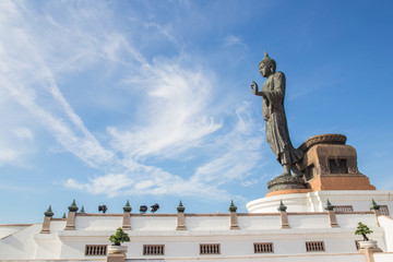 Obraz premium Big Buddha statue in the temple at phutthamonthon province.
