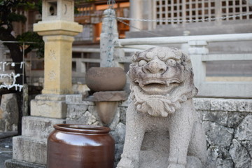 Obraz premium sculpture of lion in front of building