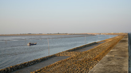 有明海の海苔棚から港に帰る漁船、九州の有明海、
