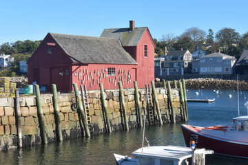 Fototapeta na wymiar Motif No 1, the red fishing shack in Rockport, Massachusetts, USA, is said to be the most painted (by artists) fishing shack in America, perhaps the world. (2 of 7)