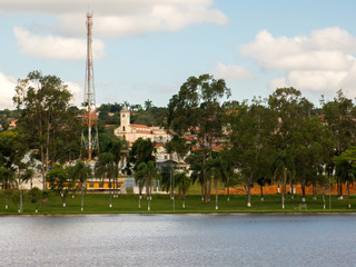 Naklejka premium TUIUTI, BRAZIL - OCT 28, 2018 - Tuiuti city church view from park lake city