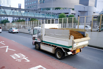 ダンプカーでの搬出状況 © mochi