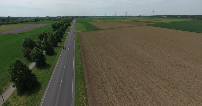 Drohnenflug - autofreie Landstraße mit Radfahrern - Vorwärtsflug