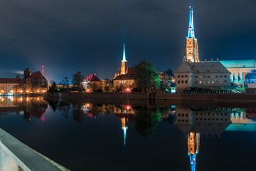 Fototapeta na wymiar night view of the river Oder and the city of Wroclaw