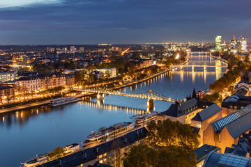 Fototapeta na wymiar scenic view to frankfurt with river by night