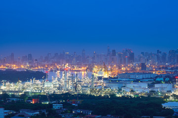 Obraz premium Twilight of oil refinery ,Oil refinery and Petrochemical plant at dusk , Bangkok, Thailand