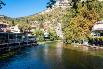 Fototapeta na wymiar Clear fresh and sweet waters in Fontaine-de-Vaucluse