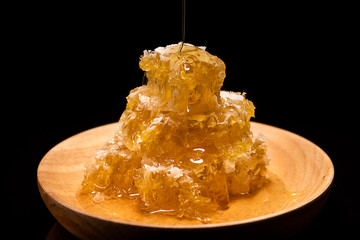 ガラスの小瓶にはいったハチミツ