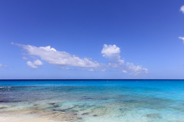 Fototapeta na wymiar Ocean coast with white sandy coast and turquoise colorful waters