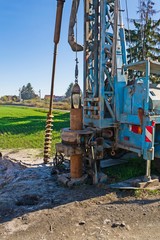 ein Bohrer dringt in das Fundament