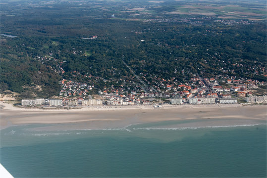vue a&eacute;rienne de la ville baln&eacute;aire de Hardelot-PLage dans le Pas-de-Calais en France