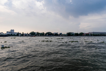 Obraz premium sunset on the river over the city